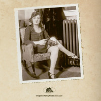 Aperçu: She's Selling What She Used To Give Away (CD) Aperçu: She's Selling What She Used To Give Away (CD)